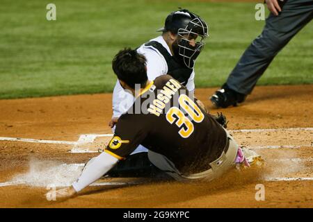 Miami Marlins Catcher Sandy Leon (7) markiert San Diego Padres erste Basemen Eric Hosmer (30) während eines MLB regulären Saison Spiel, Sonntag, 25. Juli 2021 Stockfoto