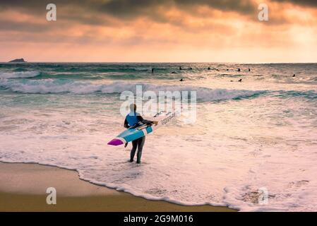 Ein Mitglied des Newquay Surf Lifesaving Club während einer Trainingseinheit am Fistral Beach in Newquay in Cornwall. Stockfoto