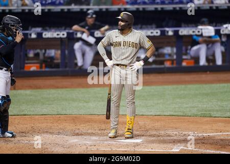 San Diego Padres Shortstop Fernando Tatis Jr. (23) reagiert während eines MLB-Spiels in der regulären Saison gegen die Miami Marlins am Samstag auf einen Streikaufruf Stockfoto