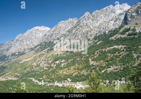 albanische Bergkette entlang der Straße zum Theth-Nationalpark Stockfoto