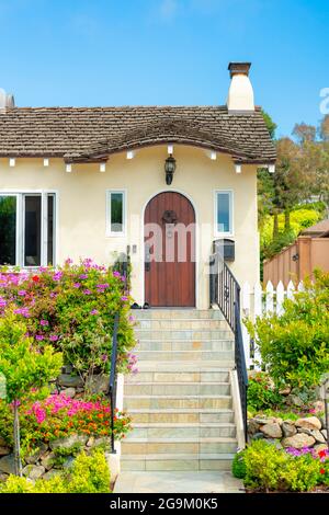 Vertikale Aufnahme der Außenseite eines Hauses mit Betontreppen und Metallgeländern Stockfoto