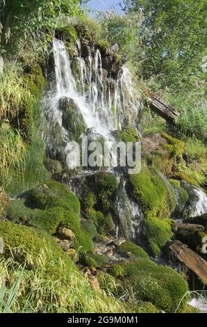 Kleiner Wasserfall und Moos im Nationalpark Theth, Albanien Stockfoto