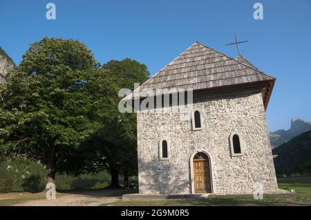 Die katholische Kirche im Theth-Nationalpark in Albanien wurde 1892 erbaut, aber während des Hoxha-Regimes wurde sie geschlossen, dank der albanischen Diaspora Stockfoto