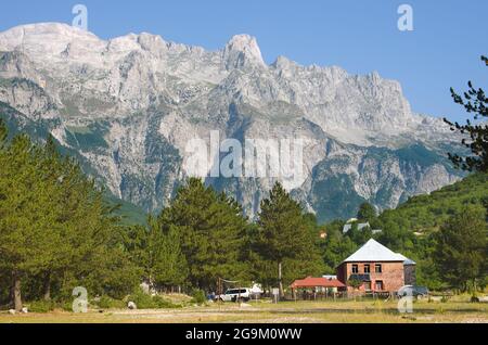 Berge der albanischen Alpen aus dem Theth-Tal Stockfoto