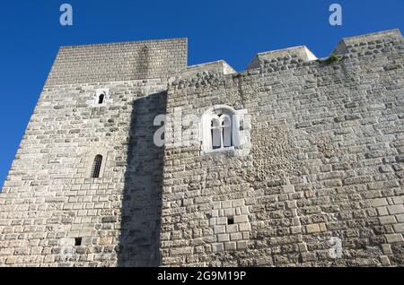 Ein Mullionfenster in den befestigten Mauern des normannisch-schwäbischen Schlosses in der Altstadt von Bari Stockfoto
