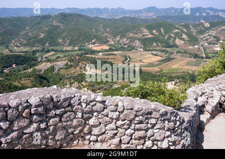 Weite Sicht vom Schloss Petrelle auf das Erzental: Die Hügel, Olivenhaine und die umliegenden Berge Stockfoto