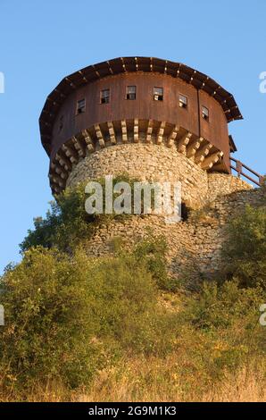 Runder Turm mit Holzstruktur von Petrele Castle, Tirana - Albanien Stockfoto