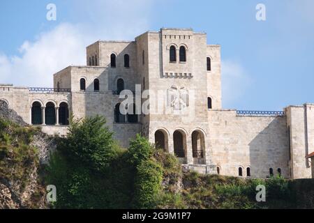 Nationalmuseum Skanderbeg wurde in der berühmten Burg von Kruja gebaut, an der Fassade der doppelköpfige Adler, das nationale Symbol der Albaner Stockfoto