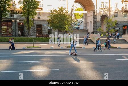 Kiew, Ukraine-30. April 2018: Die berühmte Kreschatik-Straße ist für den Verkehr und die Menschen, die sich auf der Straße Vergnügen, bekannt. Junges Mädchen, das Foto von ihrem Fr. Stockfoto