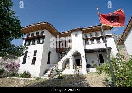 Das Nationale Ethnographische Museum in Kruja befindet sich in einem traditionellen albanischen Haus, das um 1800 von der reichen Familie Toptani im Skanderb erbaut wurde Stockfoto