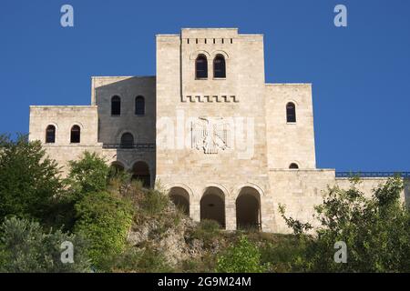 Nationalmuseum Skanderbeg wurde in der berühmten Burg von Kruja gebaut, an der Fassade der doppelköpfige Adler, das nationale Symbol der Albaner Stockfoto