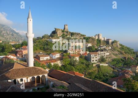 Blick auf das Minarett des Dorfes Kruja und den Uhrturm und das Nationalmuseum im Schloss Skanderbeg, Albanien Stockfoto