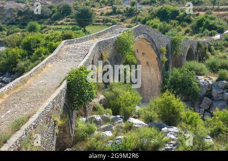Mes-Brücke (albanisch: Ura e Mesit) bei Shkoder in Albanien Stockfoto