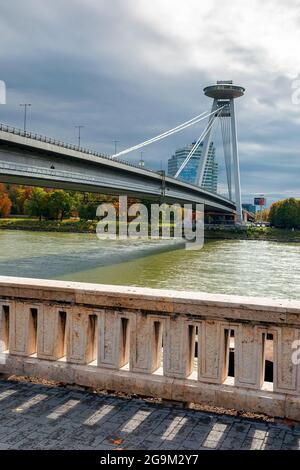 bratislava, slowakei - Okt 16, 2019: Brücke durch die donau. Sonniges Wetter mit Wolken am Himmel. Stadtbild der slowakischen Hauptstadt im Herbst. Blick von Stockfoto