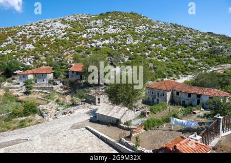 Dorf und Hügel der Burg Drish, Shkodra - Albanien Stockfoto