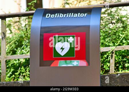 Herz-Defibrillator-Box in der deutschen Straße Stockfoto