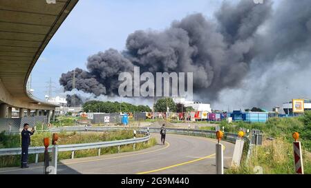 Leverkusen, Deutschland. Juli 2021. Über dem Chemiepark erhebt sich eine dunkle Rauchwolke. Feuerwehrleute der Werkfeuerwehr sind im Einsatz. Quelle: Mirko Wolf/dpa/Alamy Live News Stockfoto