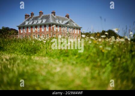 Uppark House, West Harting, West Sussex, Großbritannien - Außenansicht des Gebäudes und der umliegenden Wiese im Sommer Stockfoto