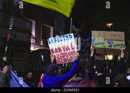 Argentinien. Juli 2021. Protestler mit einem Plakat, das zu "genug Repression" AUFRUFT, FAND VOR der kubanischen Botschaft in der Stadt Buenos Aires eine neue Demonstration gegen das kubanische Regime statt. Sie bestand aus selbsteinberufenden Bürgern, sowohl Argentiniens gegen das Regime als auch aus kubanischen Exilanten. (Foto: Esteban Osorio/Pacific Press/Sipa USA) Quelle: SIPA USA/Alamy Live News Stockfoto