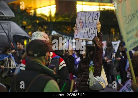 Argentinien. Juli 2021. Frau bei der Demonstration mit einem Schild mit der Aufschrift Heimat und Leben vor der kubanischen Botschaft in der Stadt Buenos Aires fand EINE neue Demonstration gegen das kubanische Regime statt. Sie bestand aus selbsteinberufenden Bürgern, sowohl Argentiniens gegen das Regime als auch aus kubanischen Exilanten. (Foto: Esteban Osorio/Pacific Press/Sipa USA) Quelle: SIPA USA/Alamy Live News Stockfoto