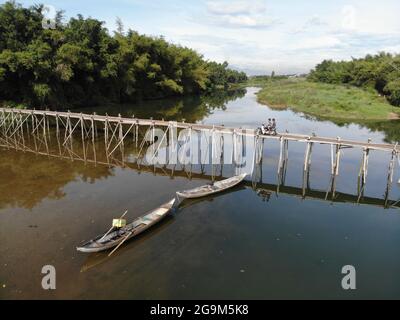 Schöne Bambusbrücke in Quang Ngai Stadt Zentralvietnam Stockfoto