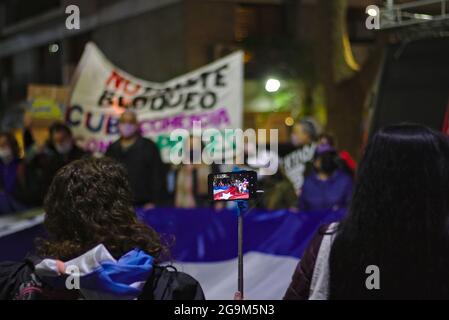 Argentinien. Juli 2021. Der Protestierende filmte den Protest.VOR der kubanischen Botschaft in der Stadt Buenos Aires fand EINE neue Demonstration gegen das kubanische Regime statt. Sie bestand aus selbsteinberufenden Bürgern, sowohl Argentiniens gegen das Regime als auch aus kubanischen Exilanten. (Foto: Esteban Osorio/Pacific Press/Sipa USA) Quelle: SIPA USA/Alamy Live News Stockfoto