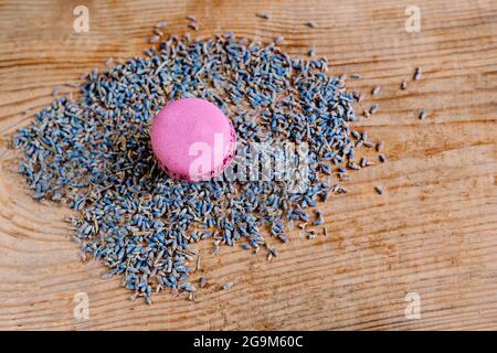 Süße Lavendel Makronen Französisch mit Blumen Lavendel auf Holzhintergrund, kopieren Raum Stockfoto