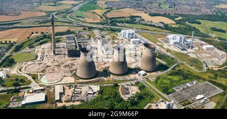 Eine Luftaufnahme des Abrisses des Kraftwerks, Ferrybridge, West Yorkshire, Nordengland, Großbritannien, 3 Kühltürme verschwunden Stockfoto