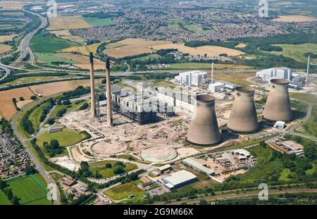 Eine Luftaufnahme des Abrisses des Kraftwerks, Ferrybridge, West Yorkshire, Nordengland, Großbritannien, 3 Kühltürme verschwunden Stockfoto