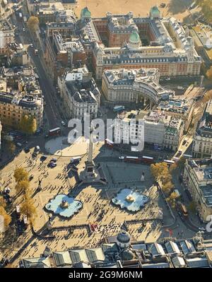 Ein Luftbild vom Trafalgar Square, der von Touristen besucht ist, London, Großbritannien, der nach Süden nach Whitehall schaut Stockfoto