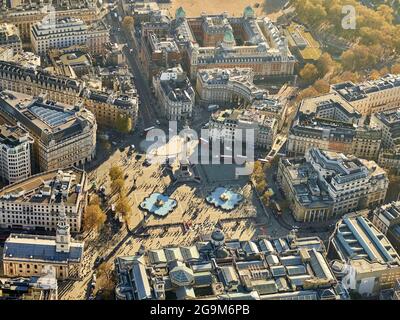 Ein Luftbild vom Trafalgar Square, der von Touristen besucht ist, London, Großbritannien, der nach Süden nach Whitehall schaut Stockfoto