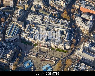 Eine Luftaufnahme der National Portrait Gallery, Trafalgar Square, beschäftigt mit Touristen, London, Großbritannien Stockfoto