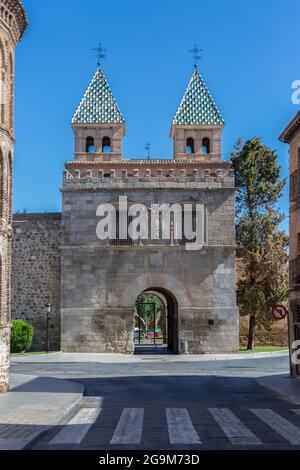 Toledo Spanien - 05 12 2021: Blick auf das alte Bisagra-Tor (puerta del Alfonso VI) ein monumentales mittelalterliches Haupttor auf der Festung von Toledo Stockfoto