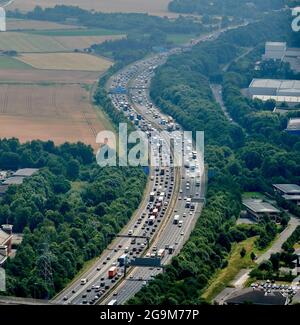 Luftaufnahme des starken Freitagsverkehrs auf der Autobahn M6 in Warrington, Nordwestengland, Großbritannien Stockfoto