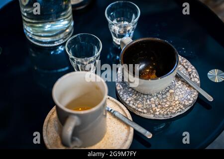 Nahaufnahme von zwei leeren Kaffeetassen auf einem Kaffeetisch Stockfoto