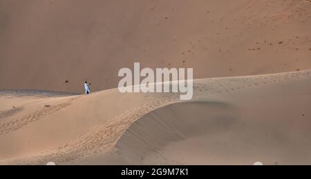 Ein saudisches Paar macht ein Selfie in den riesigen Sanddünen in Badr, Medina, Saudi-Arabien. Tourismus in KSA Stockfoto
