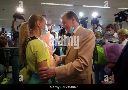 REGION KIEW, UKRAINE - 27. JULI 2021 - der Vizepräsident des Nationalen Olympischen Komitees der Ukraine, Ravil Safiullin (R), begrüßt den Bronzemedaillengewinnerin der Tok Stockfoto