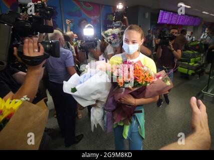 KIEW, UKRAINE - 27. JULI 2021 - Bronzemedaillengewinnerin der Olympischen Spiele 2020 in Tokio im Judo (Frauen -48 kg) Daria Bilodid trägt während des We Sträuße Stockfoto