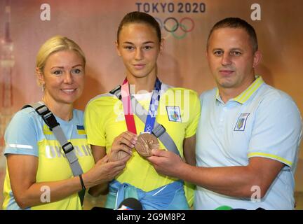 KYIV, UKRAINE - 27. JULI 2021 - Bronzemedaillengewinnerin der Olympischen Spiele 2020 in Tokio im Judo (Frauen -48 kg) Daria Bilodid (C) und ihre Eltern und ihren Coache Stockfoto