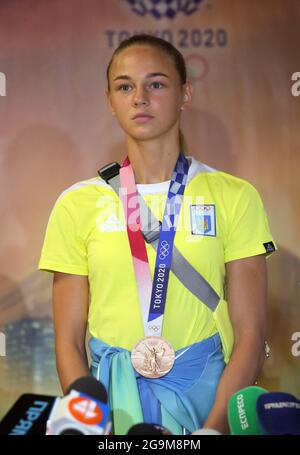 KIEW, UKRAINE - 27. JULI 2021 - die Bronzemedaillengewinnerin der Olympischen Spiele 2020 in Tokio im Judo (Frauen -48 kg) Daria Bilodid ist während der Briefins abgebildet Stockfoto