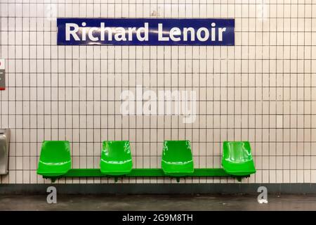 Vier grüne Sitze in der Pariser Metrostation Richard Lenoir Stockfoto