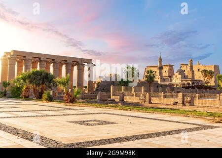 Luxor Tempel Säulen und der erste Pylon, schöne Aussicht vom Platz, Ägypten Stockfoto