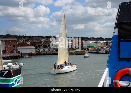 Yacht Challenger im Hafen von Cowes während der Cowes Week Regatta, Isle of Wight, England Stockfoto