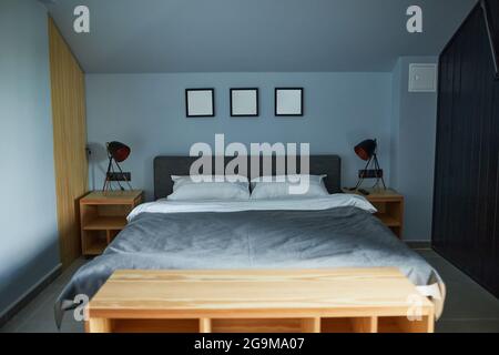 Hintergrundbild von minimalem Haus Innenraum mit Fokus auf komfortable gemütliche Bett in blauer Farbe, kopieren Raum Stockfoto