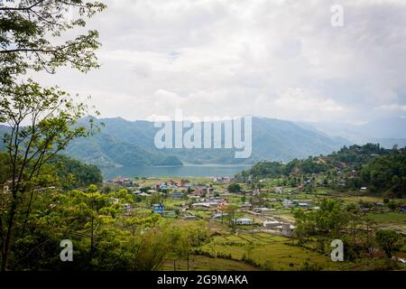 Weite Ansicht des Phewa Sees von Sarangkot, Pokhara, Nepal Stockfoto