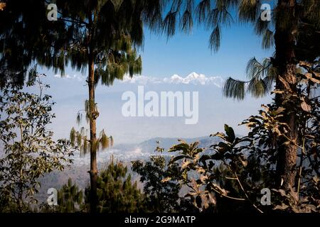 Bergblick und Kathmandu Valley werden vom Vipassana Meditation Center, Kotdanda, Dhamma Gara, Lalitpur, Kathmandu während der Lockdown 2020 gesehen. Stockfoto