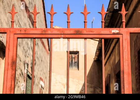 Verlassene Haus mit rotem schmiedeeisernem Tor im Dorf los Alcazares in Murcia, Spanien Stockfoto