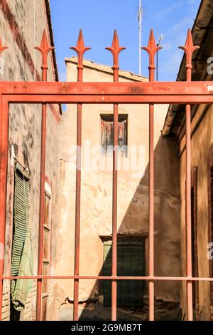 Verlassene Haus mit rotem schmiedeeisernem Tor im Dorf los Alcazares in Murcia, Spanien Stockfoto