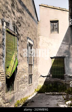 Verlassene Haus mit rotem schmiedeeisernem Tor im Dorf los Alcazares in Murcia, Spanien Stockfoto