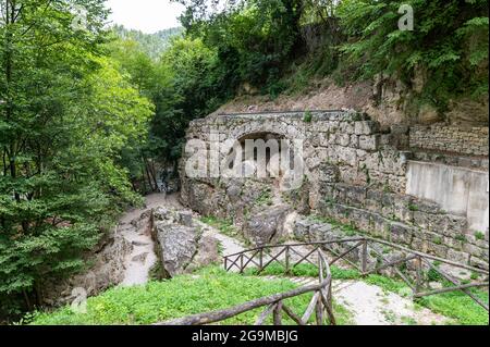 bleck Fluss dopo Wasserfall aus Marmor Stockfoto